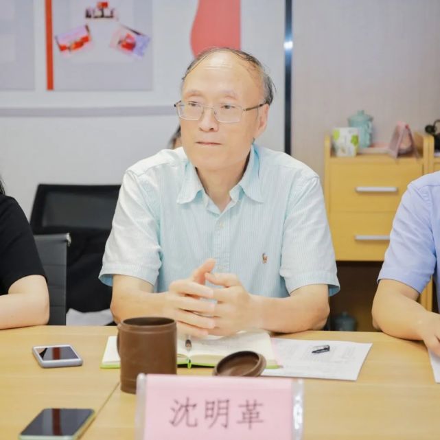 浙江省妇女儿童基金会理事长沈明革省妇女儿童基金会理事长沈明革进行