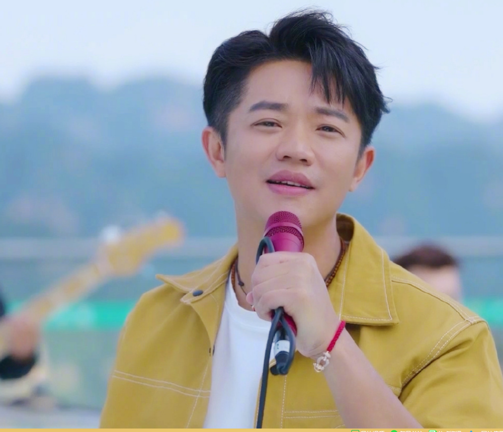 "凤凰传奇"曾毅涂口红,被指风头盖过玲花?网友:玲花根本不担心