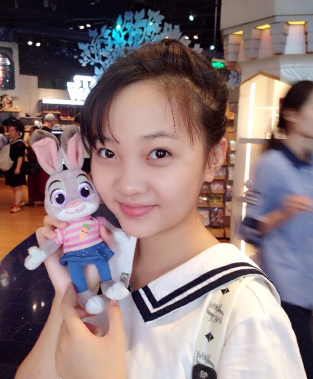 奥运女孩林妙可21岁啦晒照庆祝大学毕业一张脸从小美到大