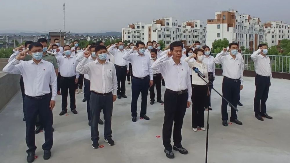 当天上午,区委书记,区长胡先平带领区委中心组到柳陂镇中国红色报纸