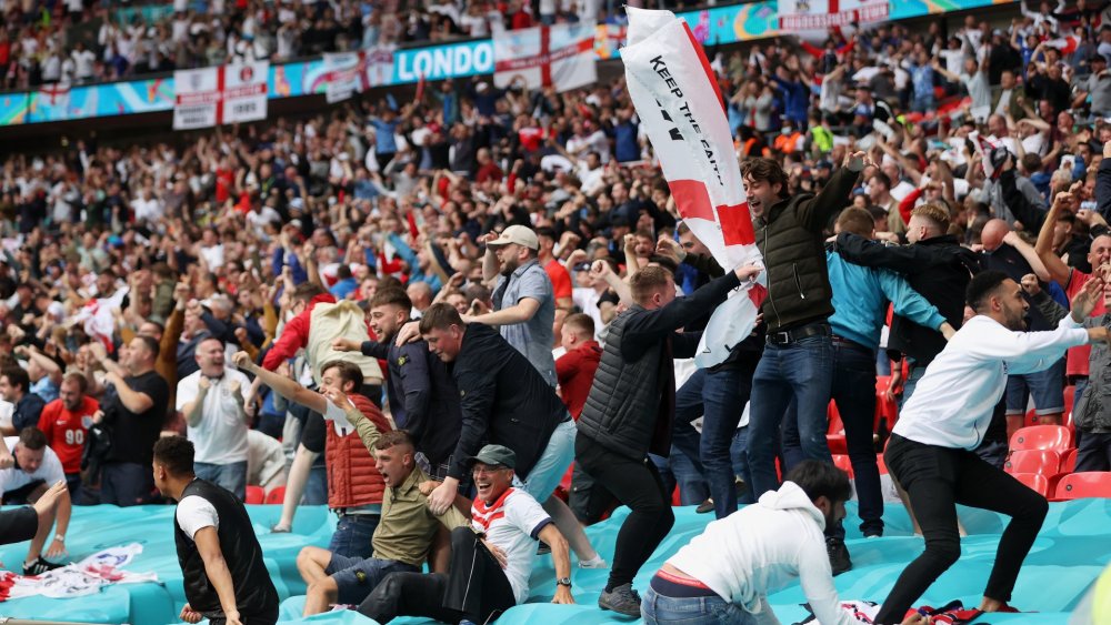 英格兰球迷庆祝胜利对于英格兰队接下来的走势,穆帅认为英格兰队可以