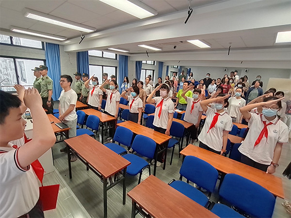 来源:学校供图在暑假来临前,上海市位育初级中学举行了一次特别的升旗