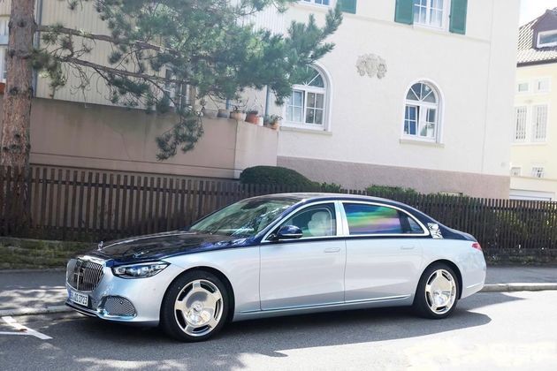 全新梅赛德斯-迈巴赫s级实车街拍 经典双拼配色/尊贵典雅_腾讯新闻