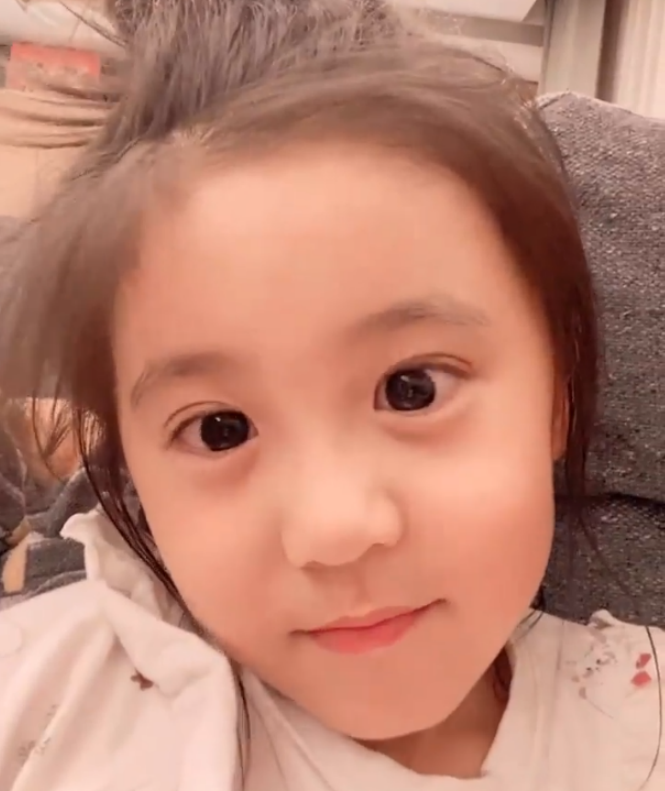 姐妹持画入镜,眼镜"封印"咘咘颜值,4岁波妞扮相可爱又软萌