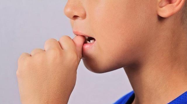 孩子抠手指是缺维生素?别大意,孩子抠手指背后的心理因素要知道