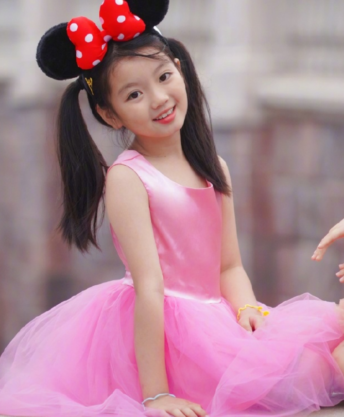 8岁的阿拉蕾晒合影,3岁的妹妹久违露面,颜值丝毫都不输给姐姐