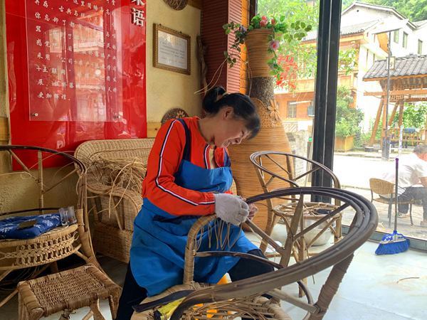 娄山关下非遗传承人创作藤编作品感党恩