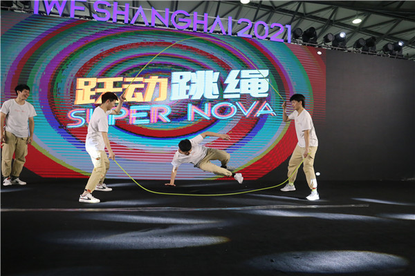 这不,来自上海体育学院的跃动花样跳绳队,已多次登上国际舞台,一根