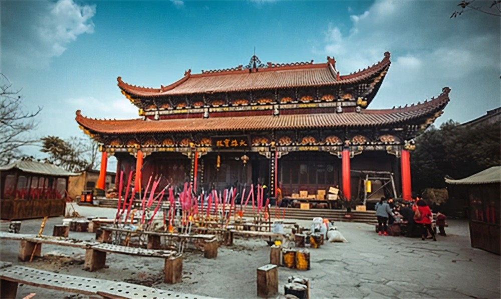 寺庙直接和一个和尚说,"都说和尚有戒规戒律,不能吃肉喝酒,那么我倒要