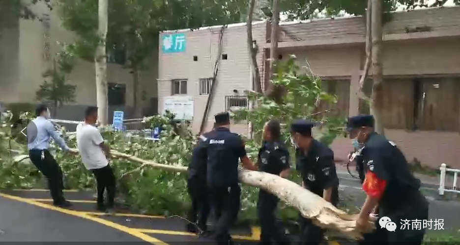 14:59经十一路附近狂风骤雨,过路行人进入人防商城出入口避雨.