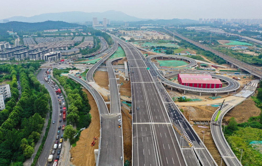 6月30日,车辆行驶在312国道南京段改扩建工程主线高架桥上(无人机照片