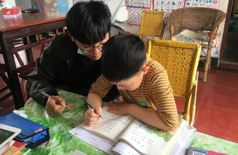 在职老师给自家孩子补课,结果被家长举报,怎么不给我们免费补课