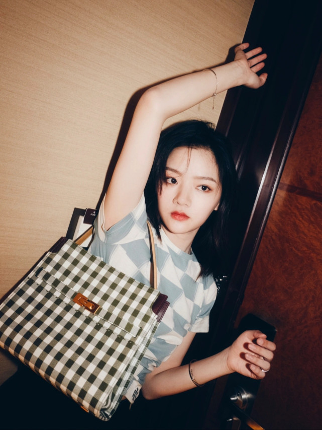 展现出22岁女孩该有的魅力,美得舒适又养眼