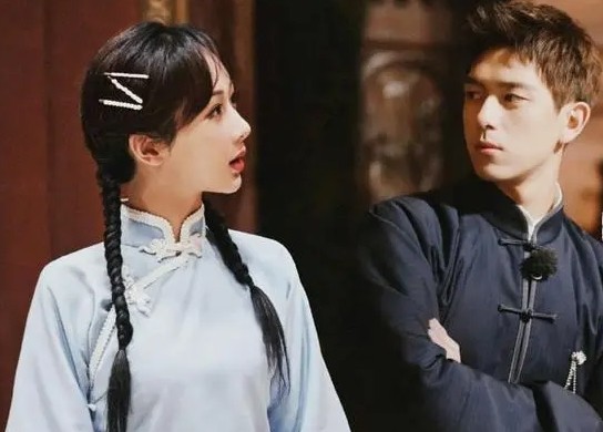 李现杨紫顶峰重逢新闻联播现1秒同框民国造型真有内味儿