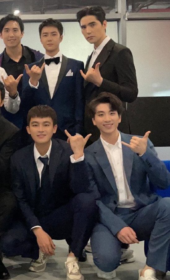 众男星大合影张艺兴王一博出镜李易峰携2位初代顶流同框