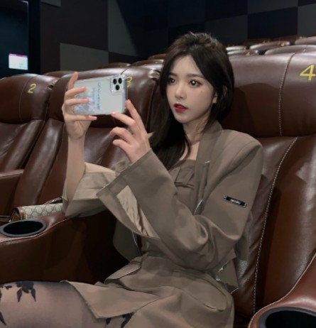 彭十六新歌发布神秘男主现身mv疑似恋情曝光被解释是路人