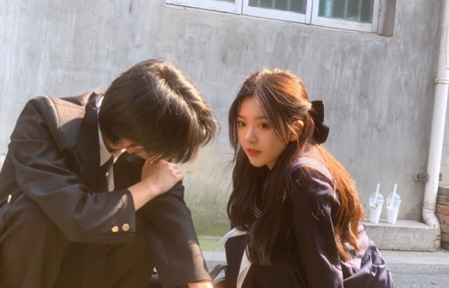 彭十六新歌发布神秘男主现身mv疑似恋情曝光被解释是路人