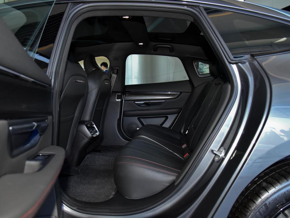 造车新势力的第一款车续航长动力猛实拍小鹏汽车p7