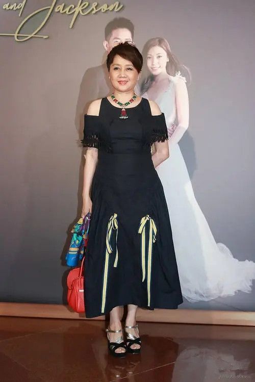 年过半百的梁安琪气质一流身材保养的如同30岁的女人一般