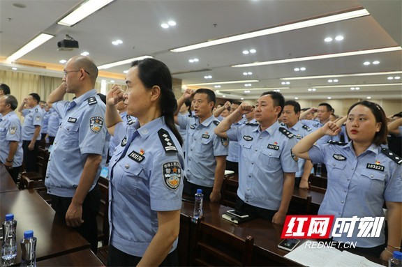 吴昱杰在大会上为全体党员讲述了一堂以"践行训词精