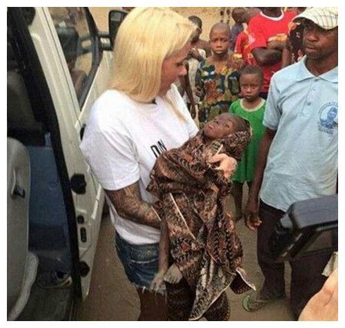 当年饿得只剩皮包骨的"讨水男孩",被好心人收养后,现状如何?