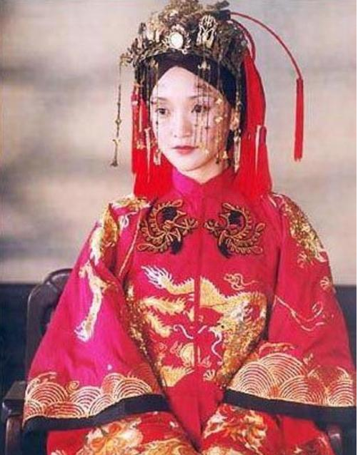 电视剧方面,他的代表作有《大明宫词》,《橘子红了》,周迅穿的秀禾服