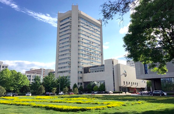 北京服装学院原名北京纺织工学院,学校前身是北京纺织工学院,1961年
