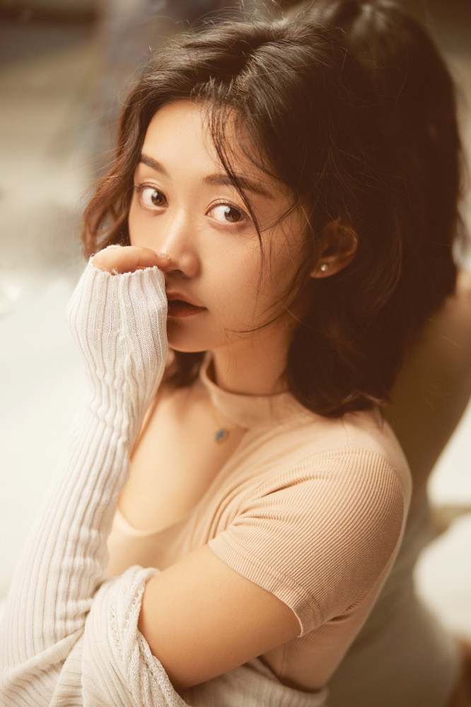 张璐瑶作为一名演员,镜头前她积极努力,灯光熄灭,她依旧热爱生活.