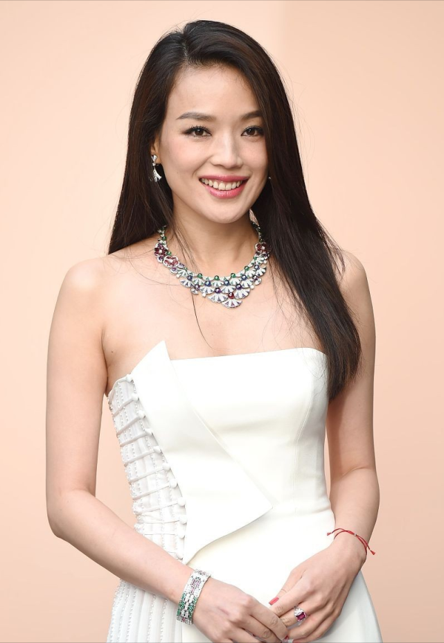 性感女神舒淇穿抹胸裙却很清纯妩媚撩人好气质藏不住