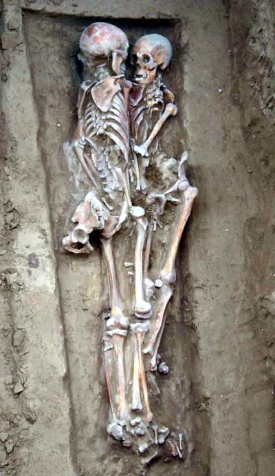 古墓丽影在宁夏人们曾经发现两具拥抱在一起的残骸一男一女