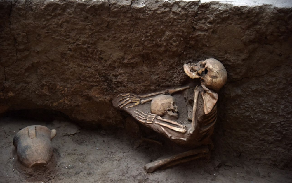 古墓丽影在宁夏人们曾经发现两具拥抱在一起的残骸一男一女