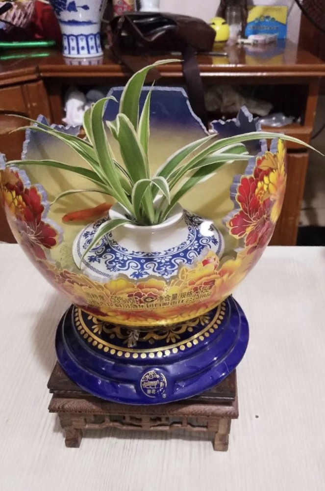 青岛大叔创意改造废酒瓶为花盆 曾从事家具建造 自己研究雕刻方法_腾