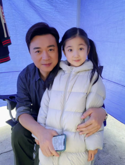 今年小葱花再次和张新成合作,在《变成你的那一天》中,饰演了江熠的