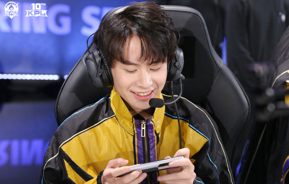 hero无畏称最佩服的选手是fly自己非常自律准备给父母买套房