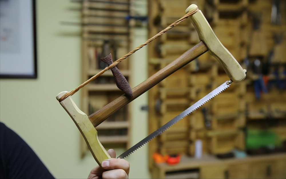 2,锯子的发明者也许不是鲁班,因为1973年在陕西蓝田挖掘出了西周时期