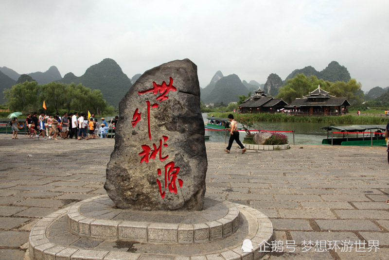 世外桃源景区主要由荷花池,燕子湖,燕子洞,侗乡风情和原始部落等部分