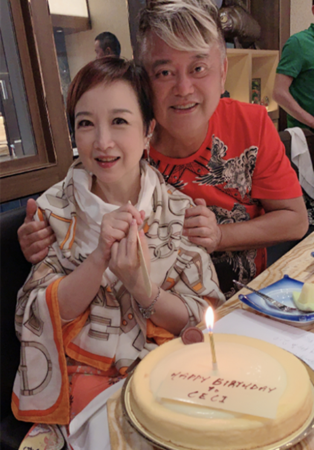 陈百祥夫妇穿情侣装秀恩爱,65岁黄杏秀气质好,曾因拍戏导致不育