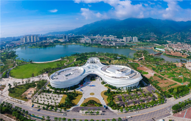 上有水,有桥,有老建筑等,满眼皆是风景;813亩面积的绿化植被点缀其中