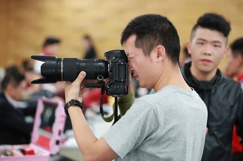 微光中的赶路人记惠州海关摄影师吴敏