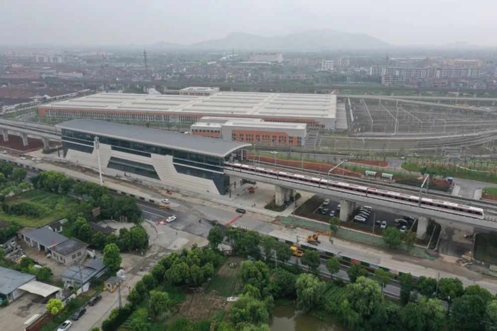 当日,杭州地铁8号线,航海城际铁路暨绍兴市轨道交通1号线柯桥段迎来
