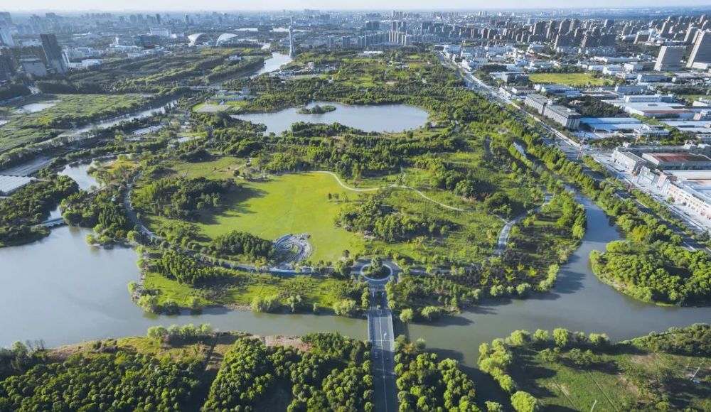 嘉興中央公園突出藍綠交織,構建生態網絡.