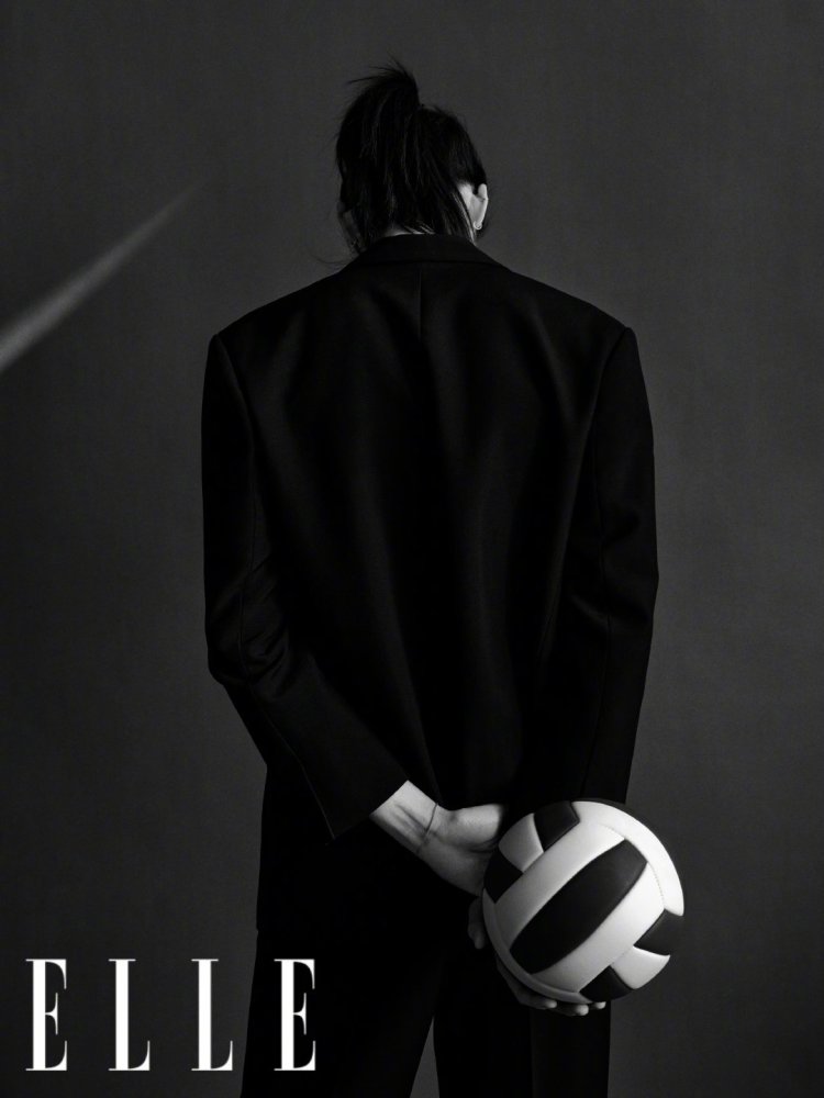 朱婷再次登上时尚杂志封面