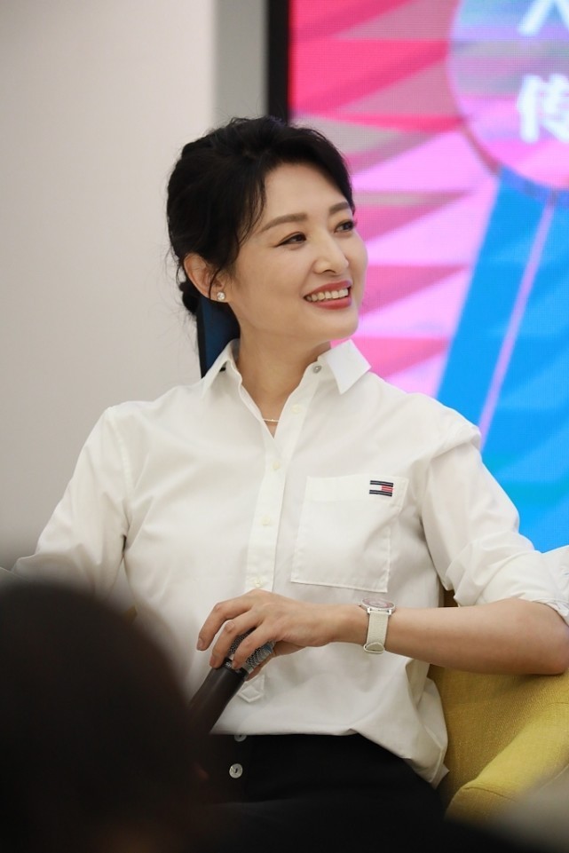 周涛一看就挺有知识的,年纪大了也不花哨,这才是中年女人的样子