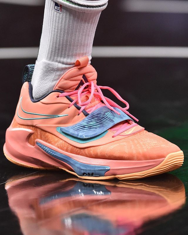 nba球员上脚字母哥3代战靴杜兰特直呼似曾相识