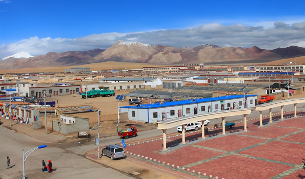 自治区那曲市管辖范围内,南与日喀则市相接,东与双湖县,申扎县相连,西