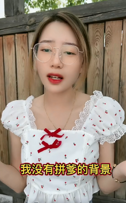 美女网红安安教练穿丝袜直播被连封3个号,发视频哭