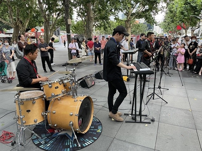 "以艺抗疫"之外,上海街头艺人还曾创下过多个全国"第一":是第一支持证