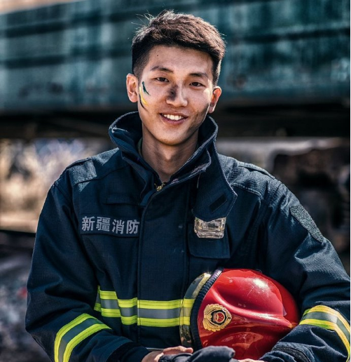 中国消防员男子的腹肌图片