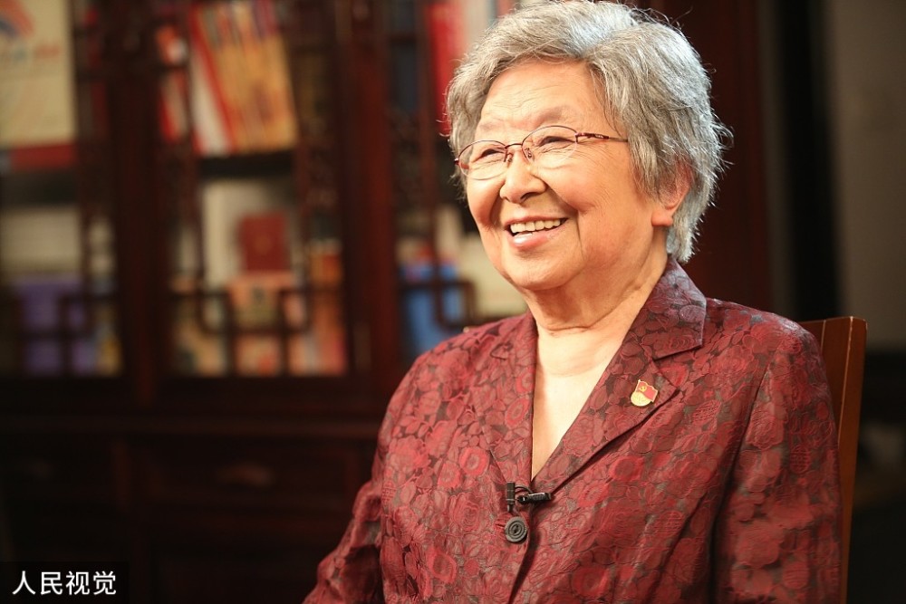 上海老党员黄宝妹做客可凡倾听分享奖章背后的故事