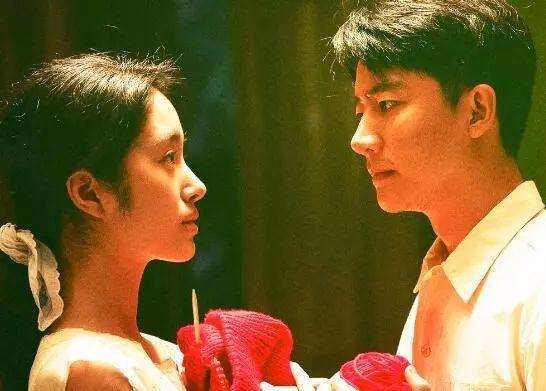 爱情是两个人遮风挡雨的港湾,双方互相给予安全感,才能让爱情更加坚固